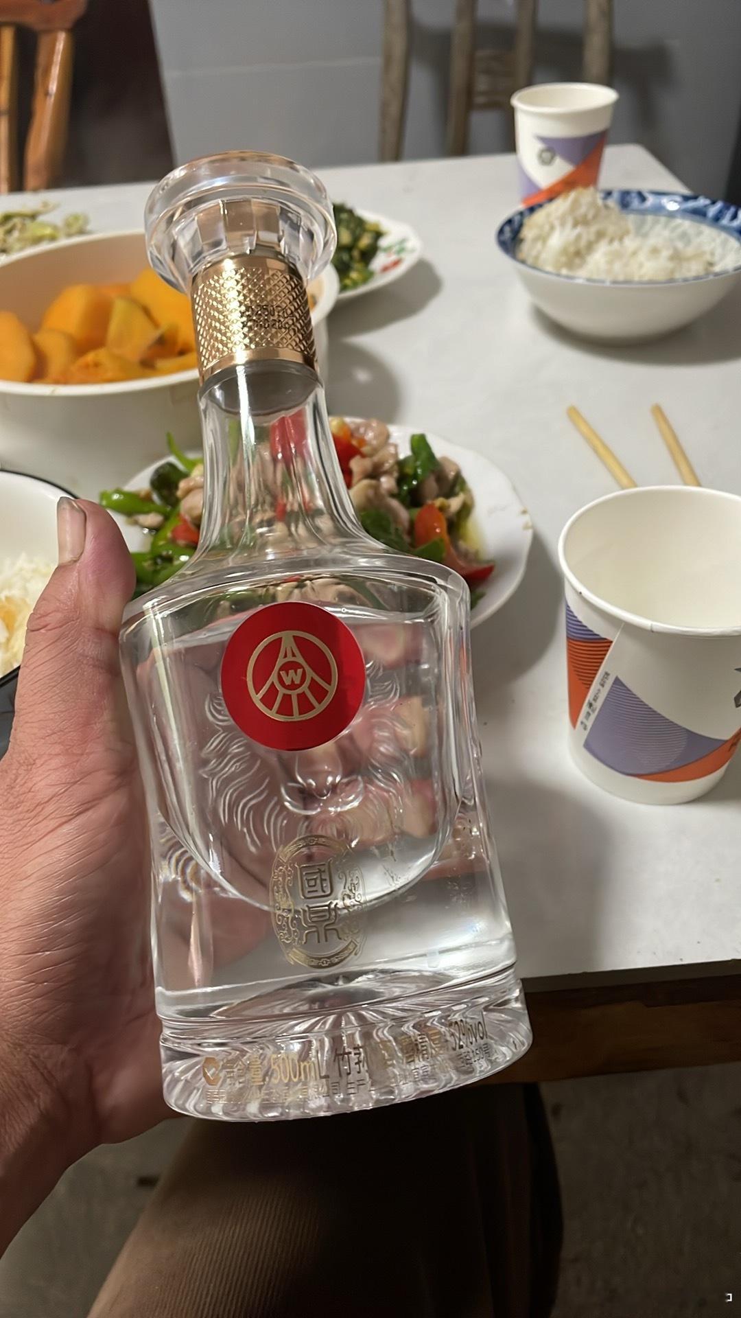昨天早餐，粪生在我旁边吃鱼骨头，我说这种环境很解压可以多喝两杯酒，其实没喝，一个