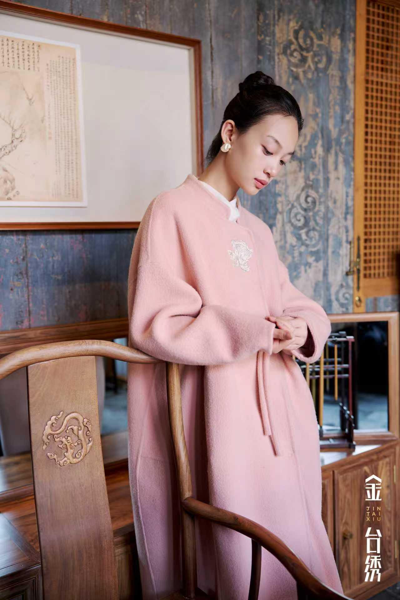 这抹桔粉，宛如冬日画卷中灵动的笔触。在钱江湾，它或许能与那浸满桂花香气的幽境相融