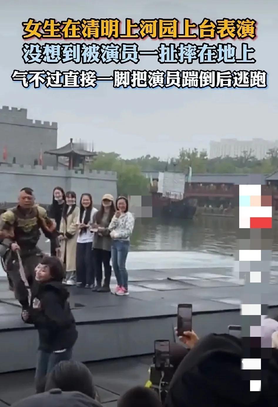 这是彩蛋！拍摄花絮！都是演员呐！不过，自黑、砸挂都不错，有点意思！加戏好评！[赞
