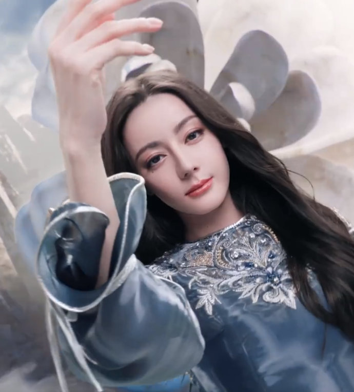 迪丽热巴东方之美迪丽热巴赋美万千家庭迪丽热巴东方之美，是赋美万千家庭的热巴，谁来