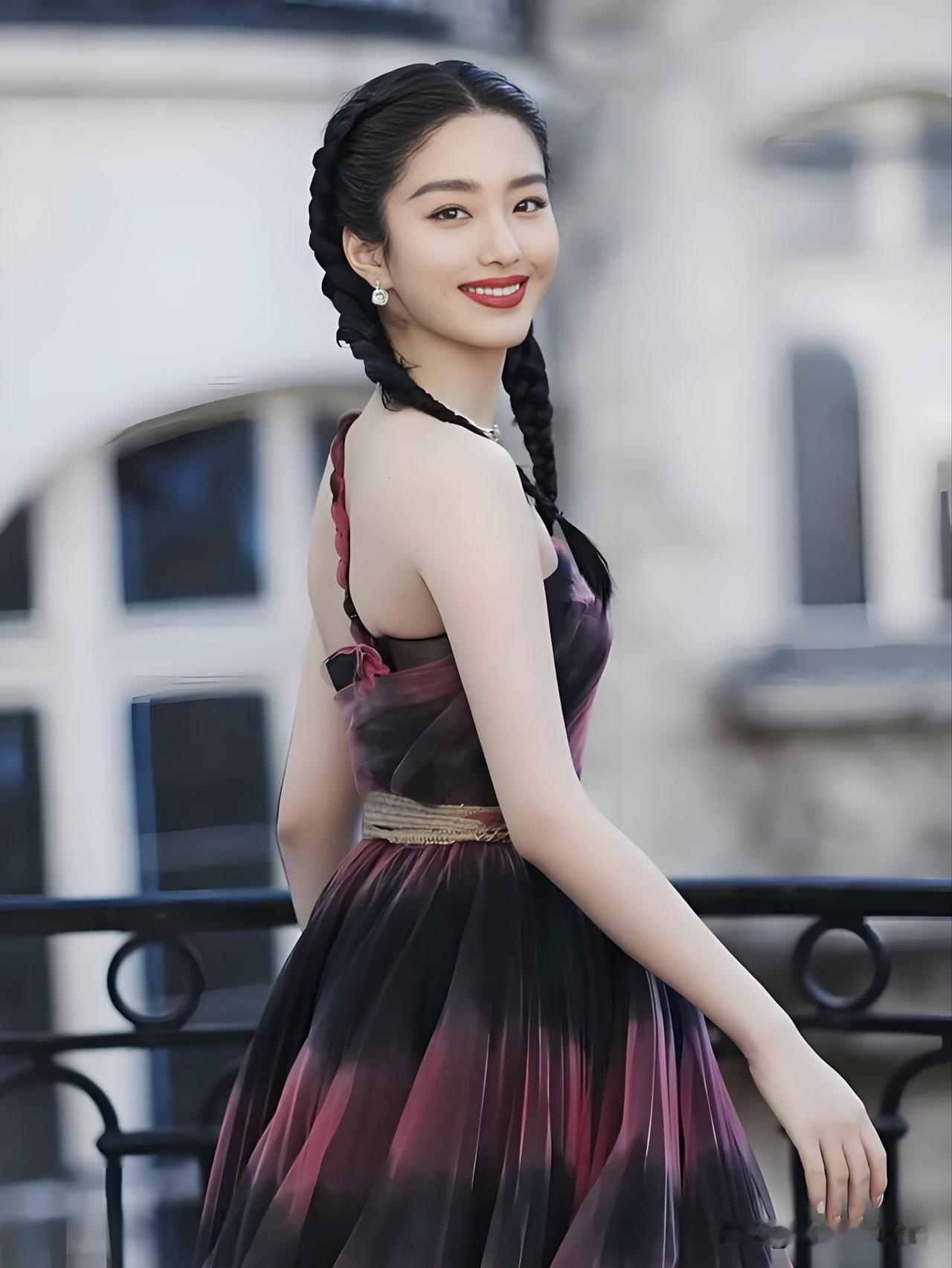 杨采钰，芳华初绽即惊艳时光。一颦一笑皆是法式浪漫，优雅从容间尽显东方韵味。她用演
