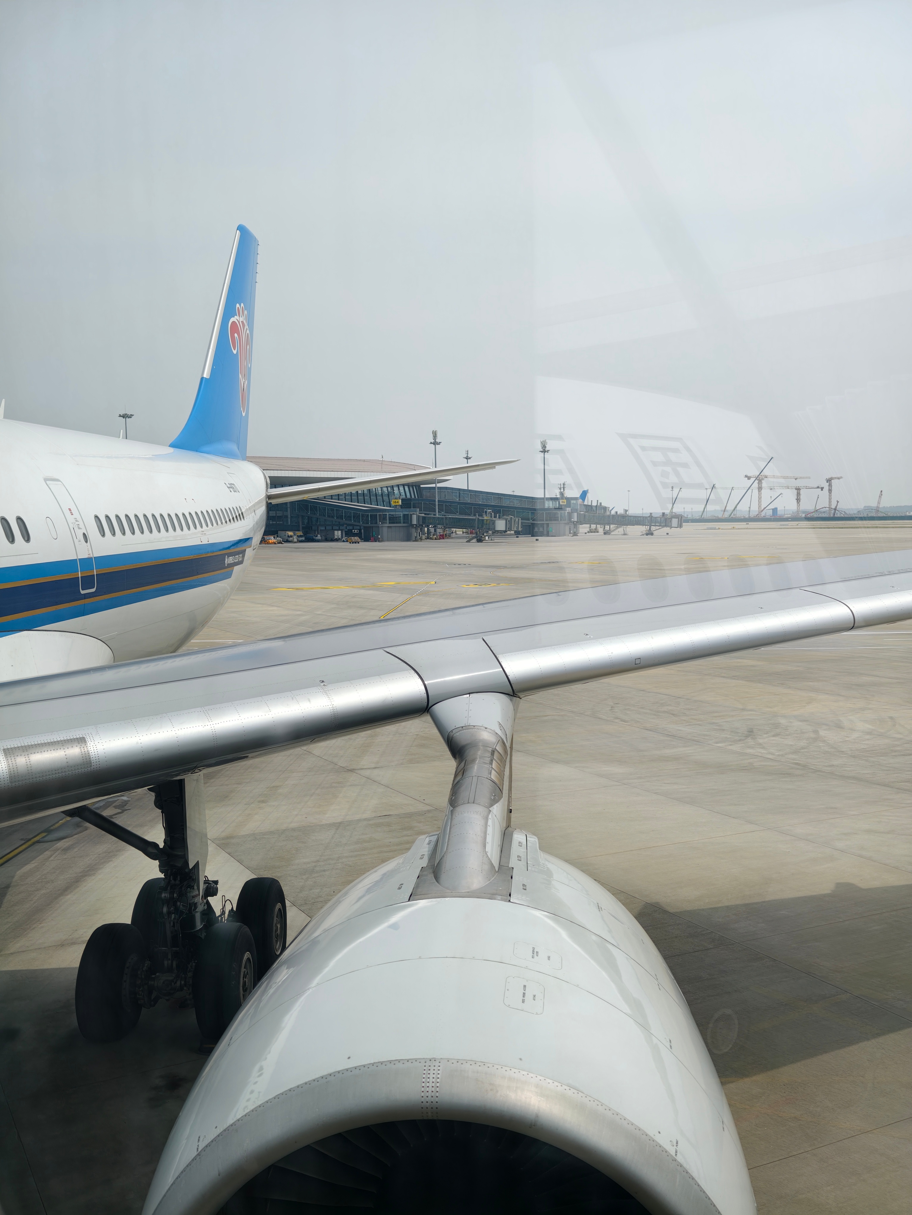 今天早上10点半开始从河北保定坐车2小时去北京大兴机场，飞了3小时终于落地深圳，