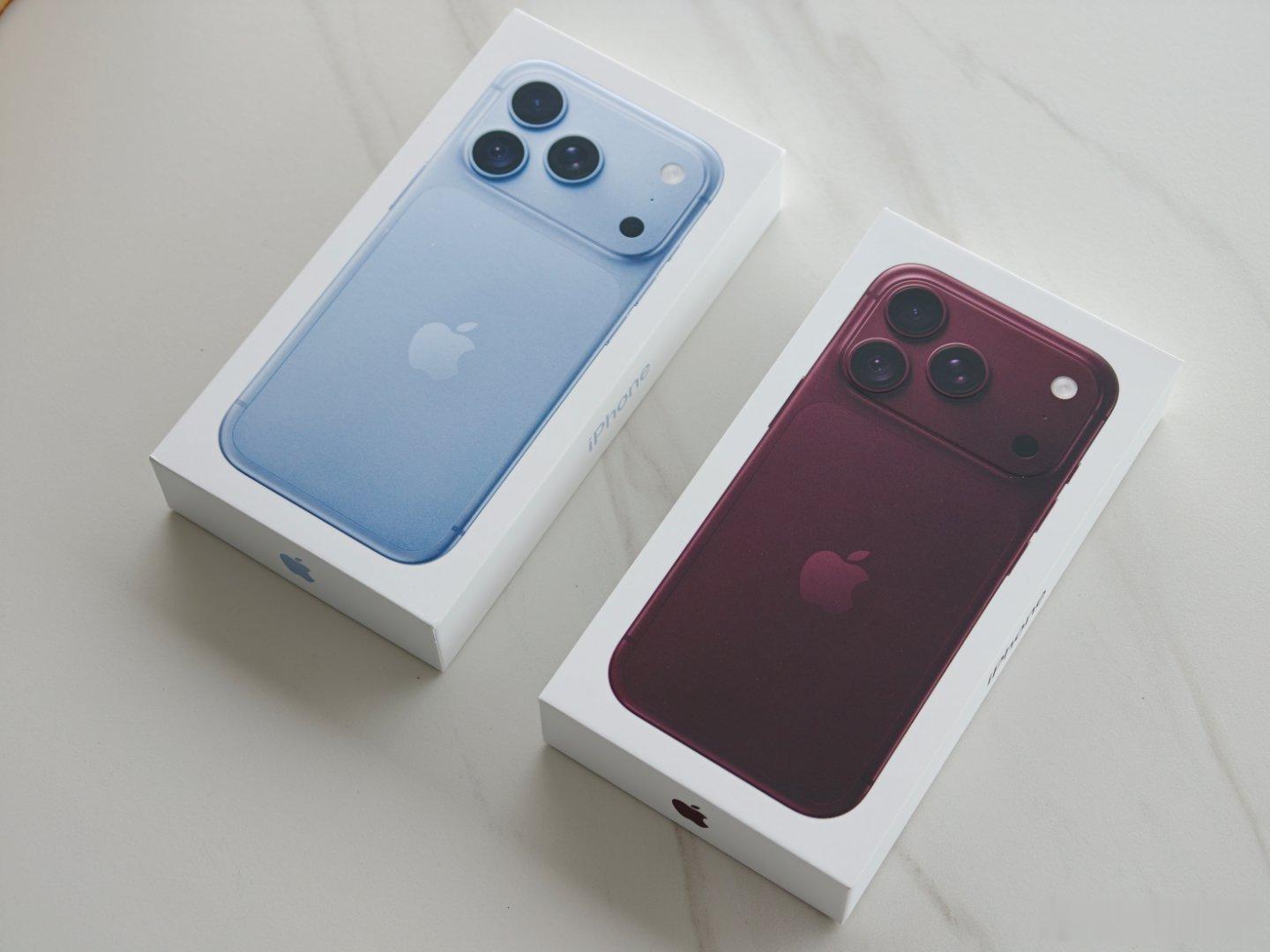 我们买的iPhone18Pro到了，一台蓝色一台红色，红色的这台真机实际上比网上