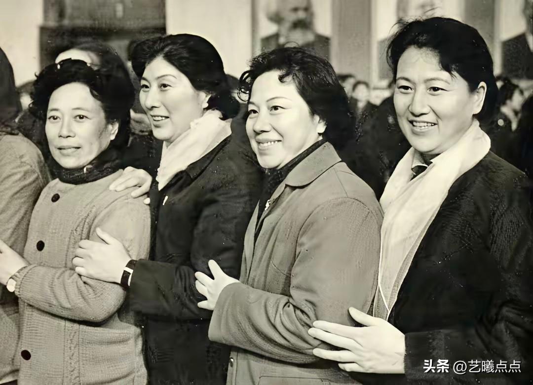 越剧“贾宝玉”与“林黛玉”、“祝英台”同框，笑盈盈，温馨祥和。
看见她们，你耳旁