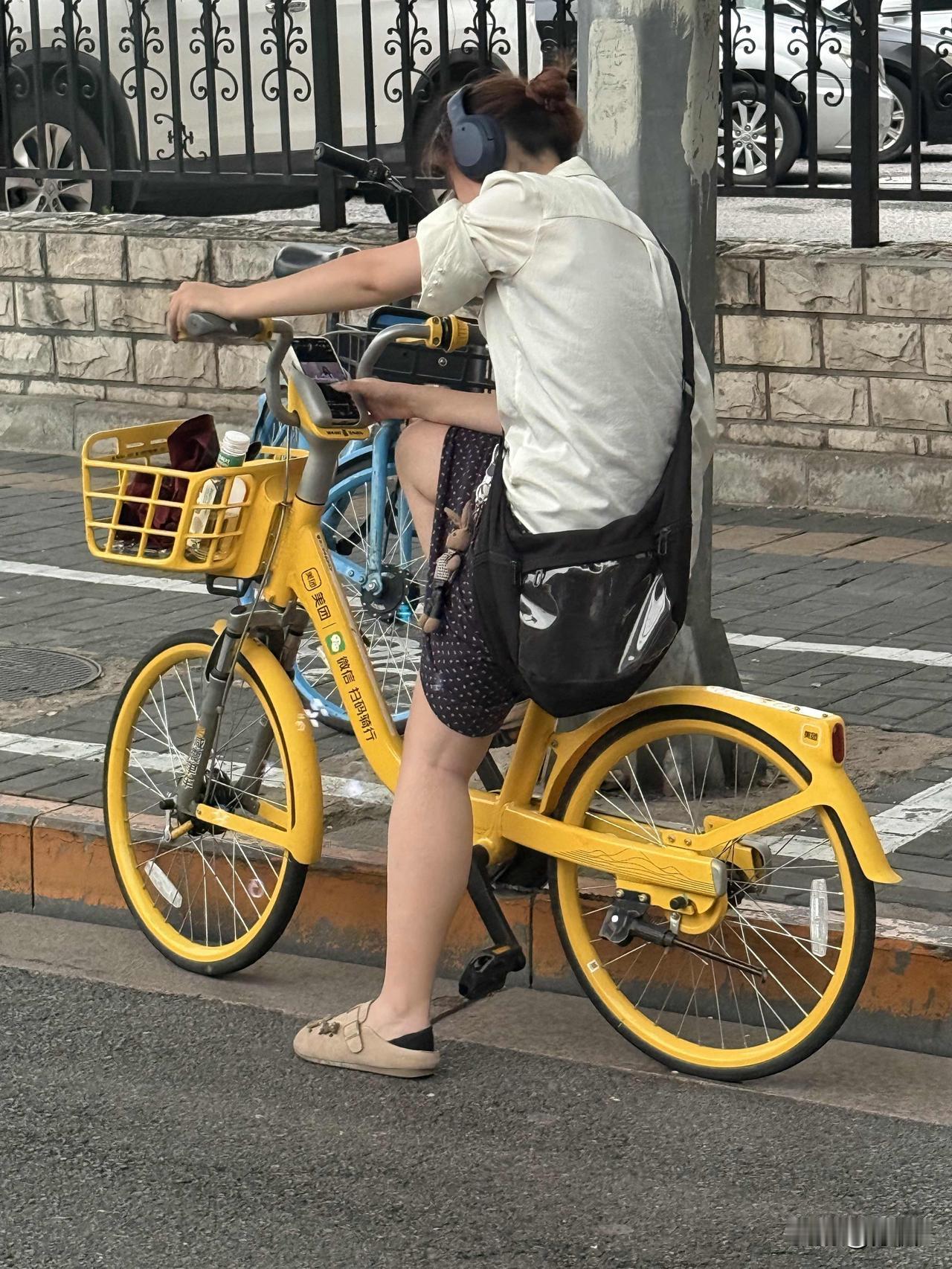 北上广深中，街上行人🚶🏻‍♀️最从容悠闲自在的就是北京。无论是骑行🚴🏻‍