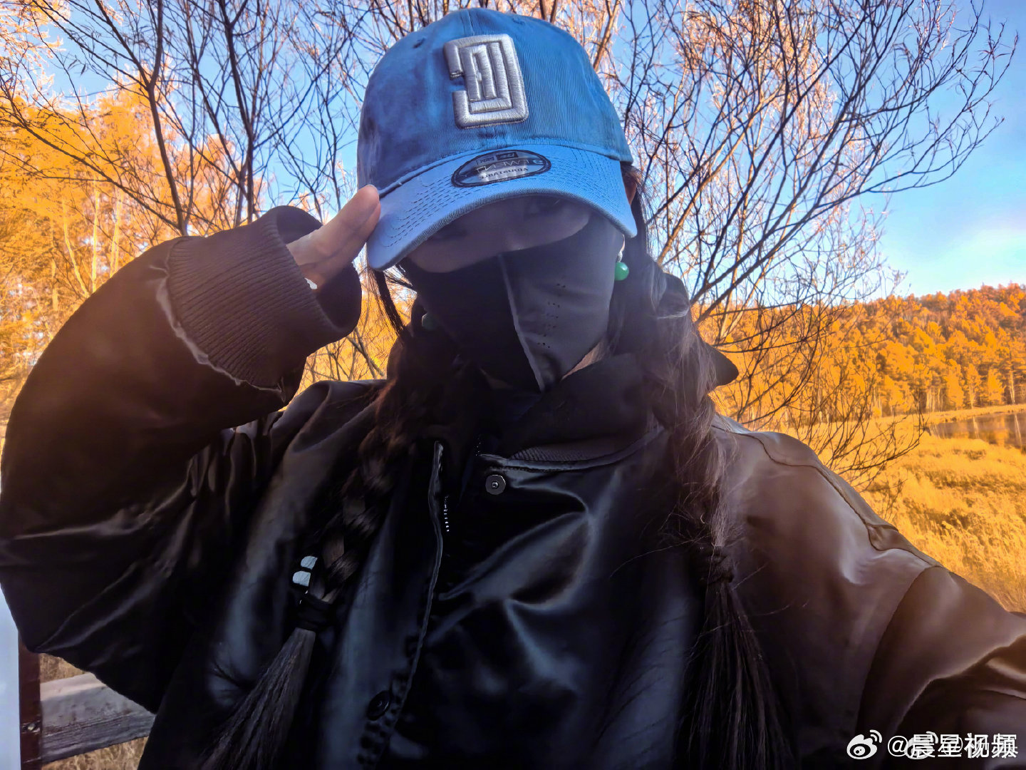 杨幂拍照标配剪刀手杨幂双马尾皮衣造型大幂幂这剪刀手，感觉是从出道比到现在哈哈哈哈