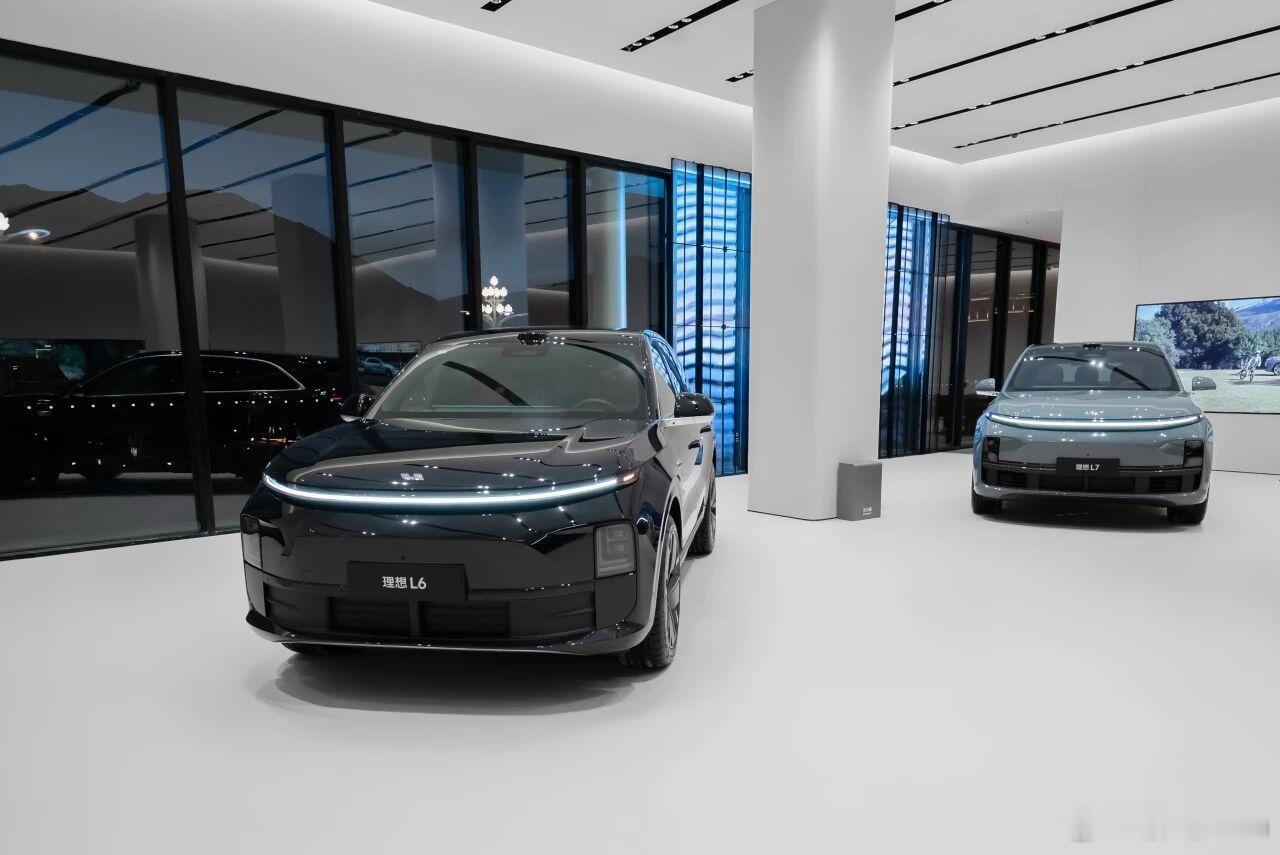 理想汽车拉萨超2300m²的综合中心开业了，在世界屋脊的门店，希望今年有机会去打