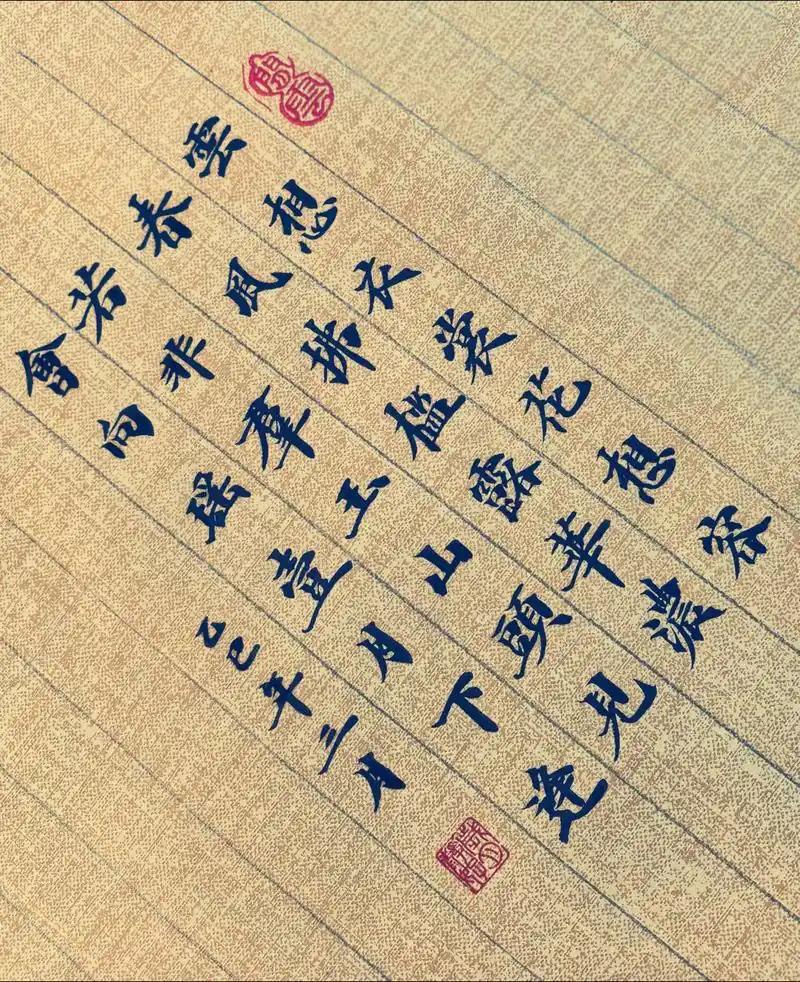 下联：银毫蘸墨写新词
此联以“玉手”对“银毫”，皆雅洁之物；“翻书”对“蘸墨”，