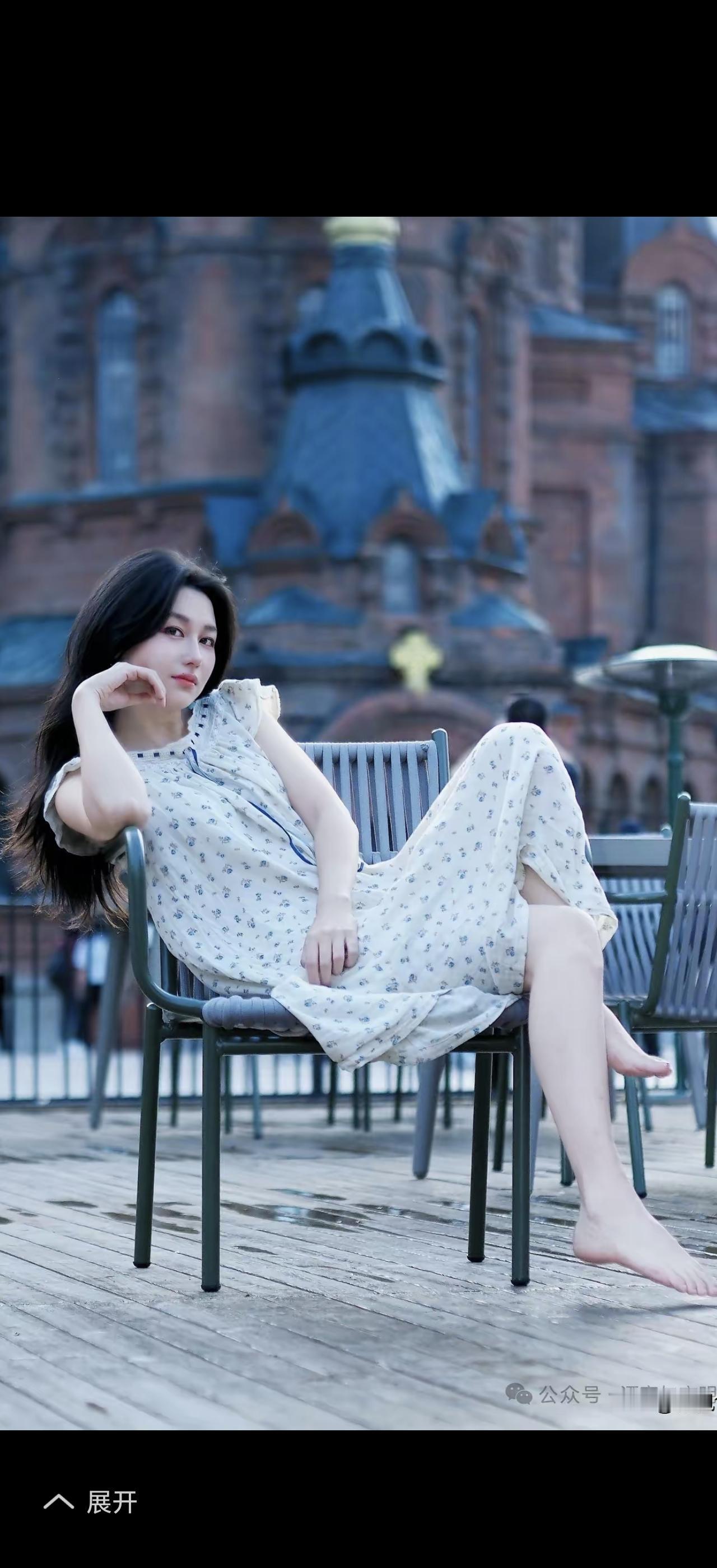 红袖添香处，月影映窗纱。