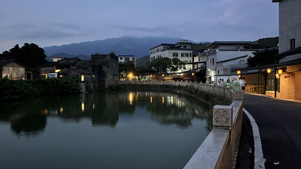 节后机票大跳水！多地低至200元，太香了

国庆假期结束，国内机票价格终于迎来大
