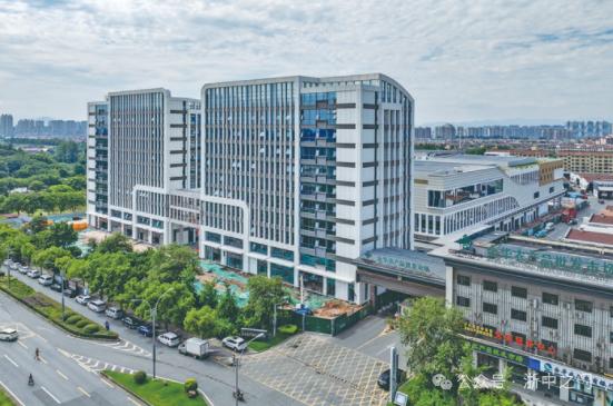 金华农产品批发市场东交易区项目建筑主体结构目前已全部完工，目前正推进精装、绿化、