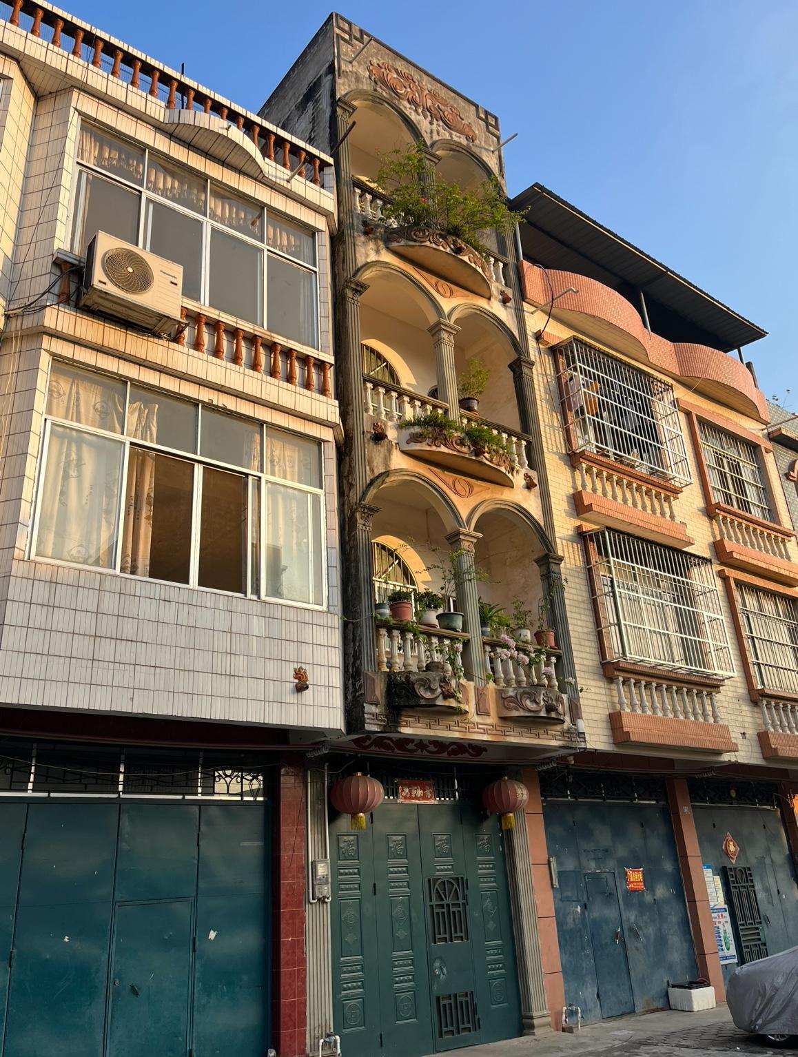 广西的房子又不贵，他又是县城的，谁家没有几层自建房？又没有物业费有没有停车费，吃