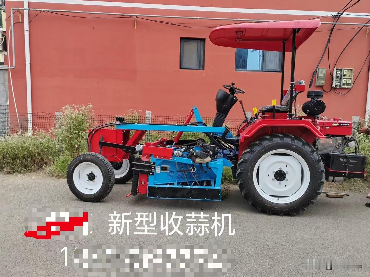 河南地区，新型大蒜收获机已经准备好了。今年的蒜价格可能不会太好，毕竟从前几天蒜苔