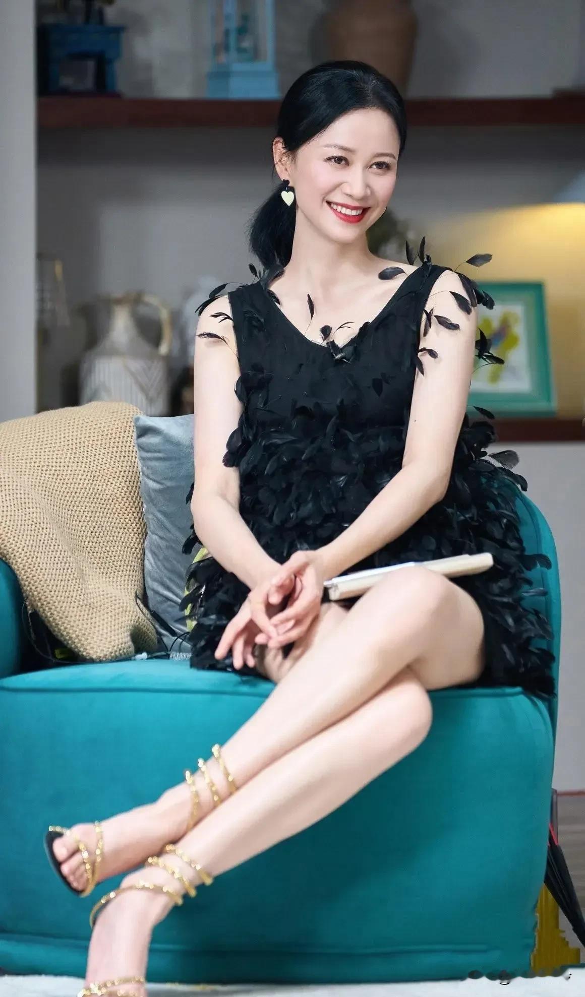 倪虹洁很漂亮有实力但是不红，很可能和她衣品太差有关，不信你看，这衣服太可怕了，感