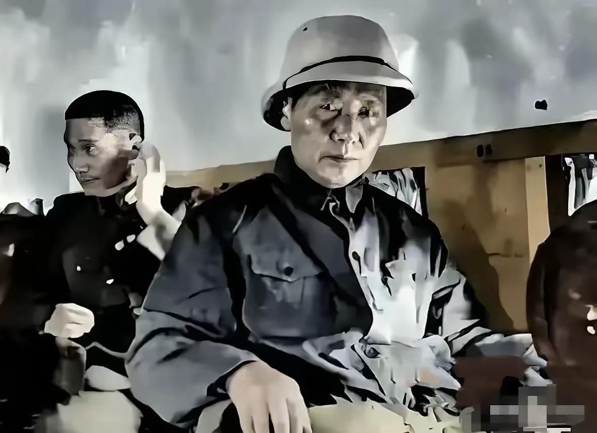 这张照片拍摄于40年代，毛主席在飞机去重庆和谈时的照片，毛主席头戴头雷帽，身着中