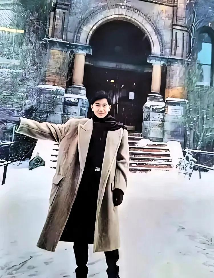 这张照片是陈百强在加拿大皇家音乐学院门口的情景，他温文尔雅，风度翩翩‌‌。

陈