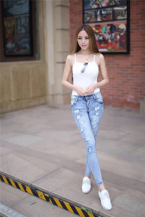 55岁大爷与41岁丰满大姐同居，二人行夫妻之事，大姐：他床上没劲。

听着大姐的