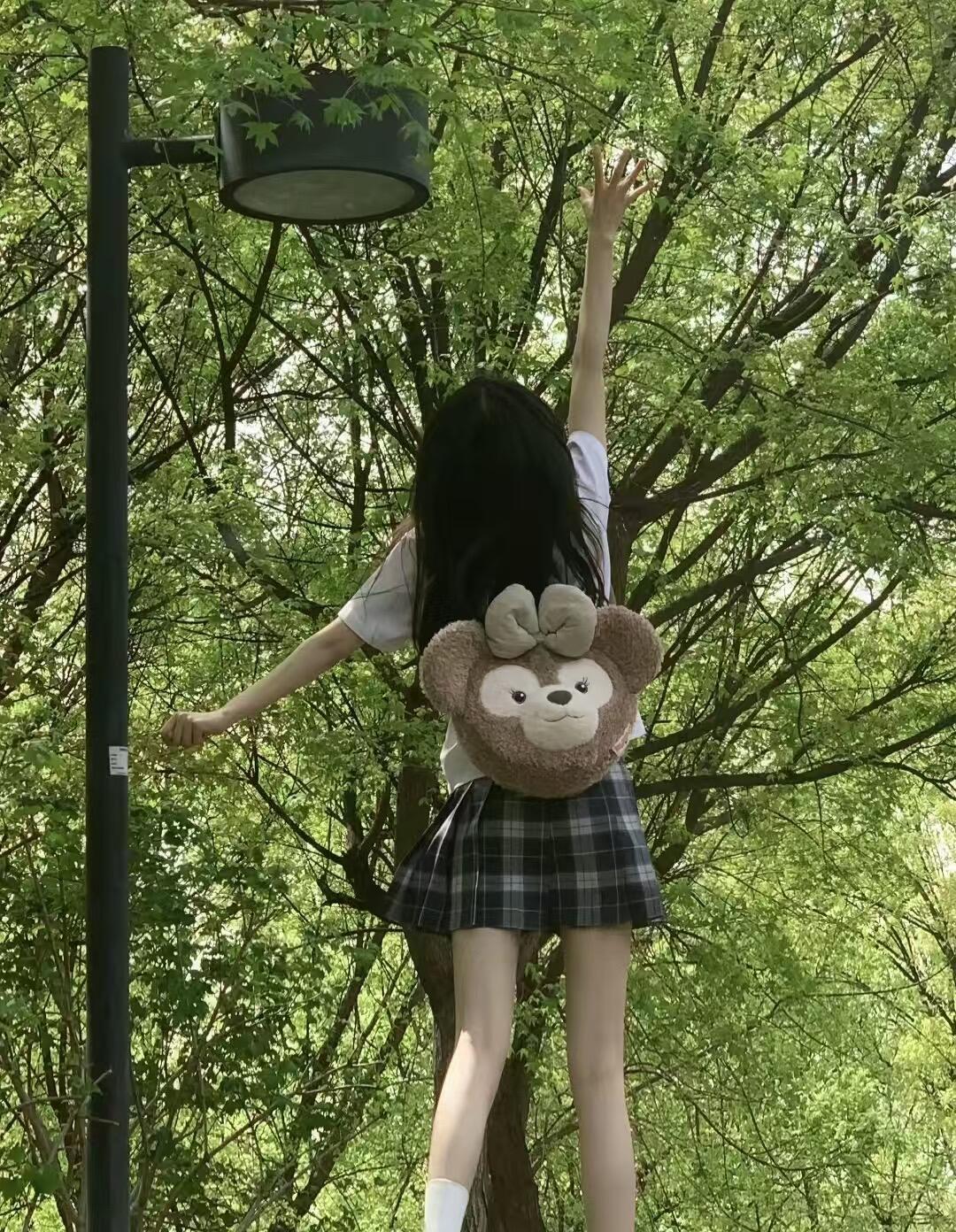 别不信，
女人最好的运动，
就是吃过晚饭后，
换双舒服的鞋，出门慢走半小时。
