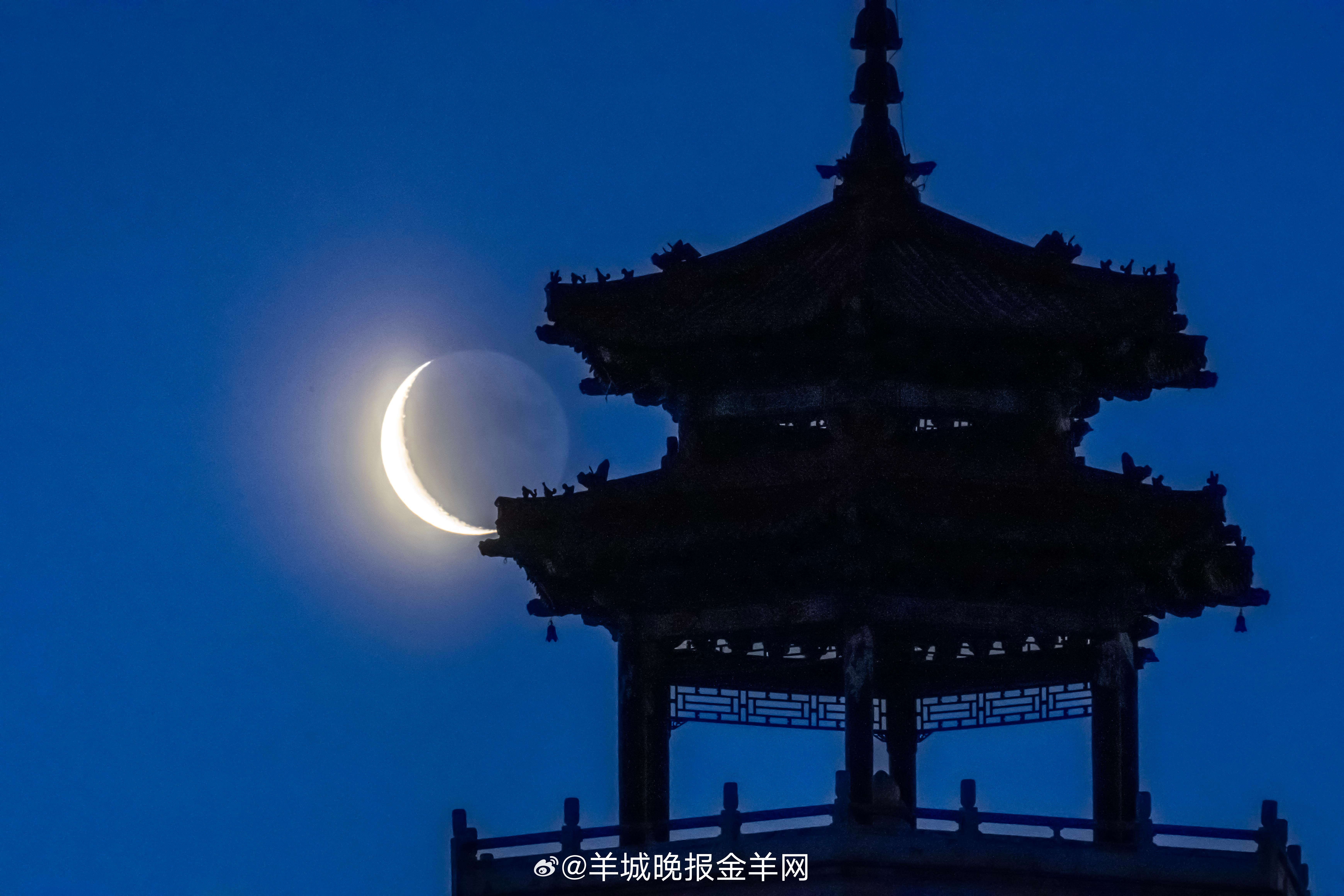 #晚安# 月光浸染归途，星光点亮故事终章。今夜好眠，我们梦里相遇。晚安。 