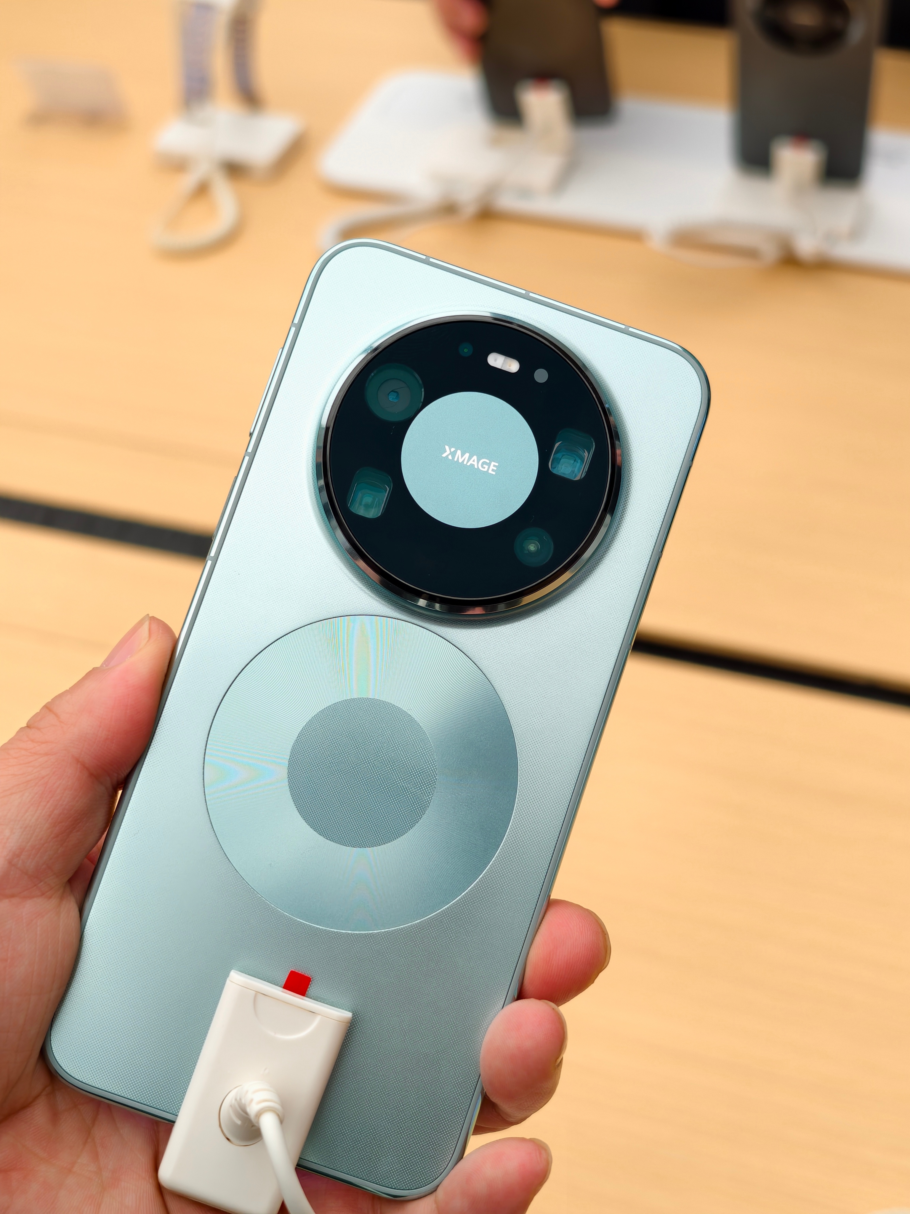 线下看了一下华为Mate 80 Pro Max，外观争议最大的还是背面这个磁吸环