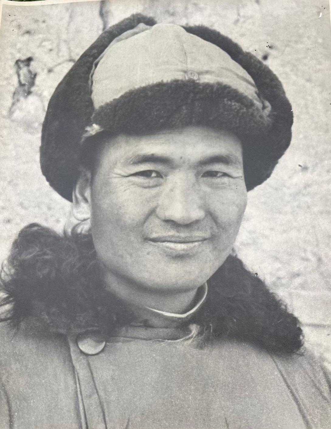 1948年，军长袁庆荣被俘时，一张罕见的照片，镜头里的他身着国民党军服，神情非但