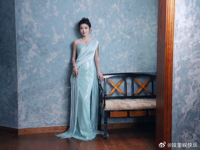 李云霄东方美人 亮片流苏为她添星光，斜肩裙衬出东方美人的风骨，清爽秀雅又大气，温