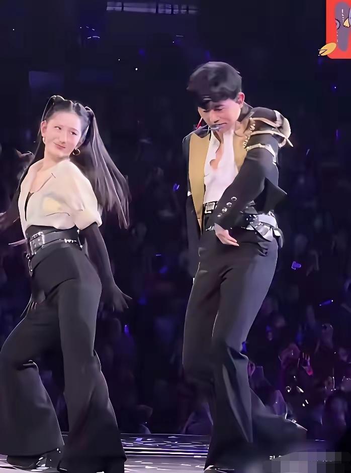 刷到张杰前女友这段爆料，心里挺不是滋味的。
 
说陪他睡过上海的地下室，唱了三年