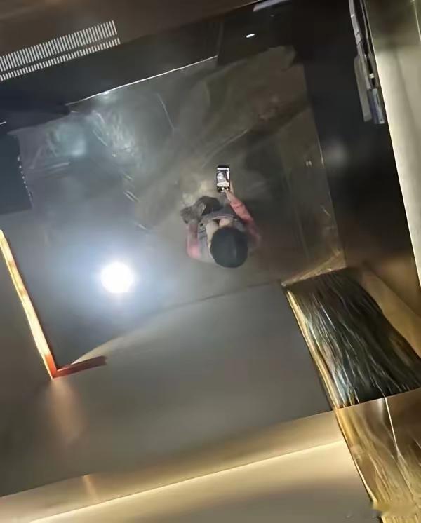 仔细看，地板上好像有点奇怪….. 