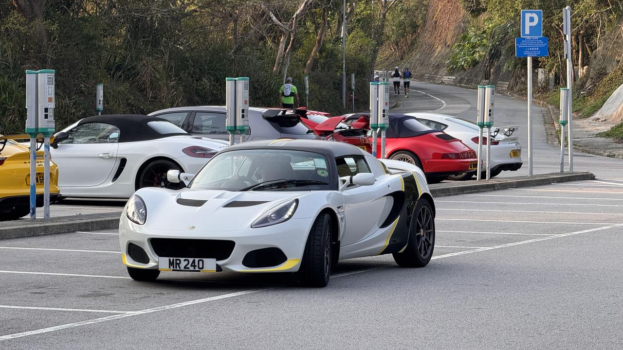 周末最佳的唤醒方式
就是在山路尽情拉爆自己的车
但今日我没开自己车来
所以…【来