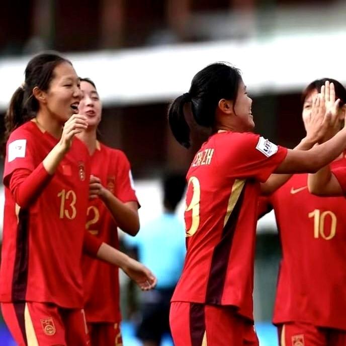 面对两轮狂轰23球的美国队，谁敢信这群17岁的中国姑娘硬是咬下了3比2。

哨声