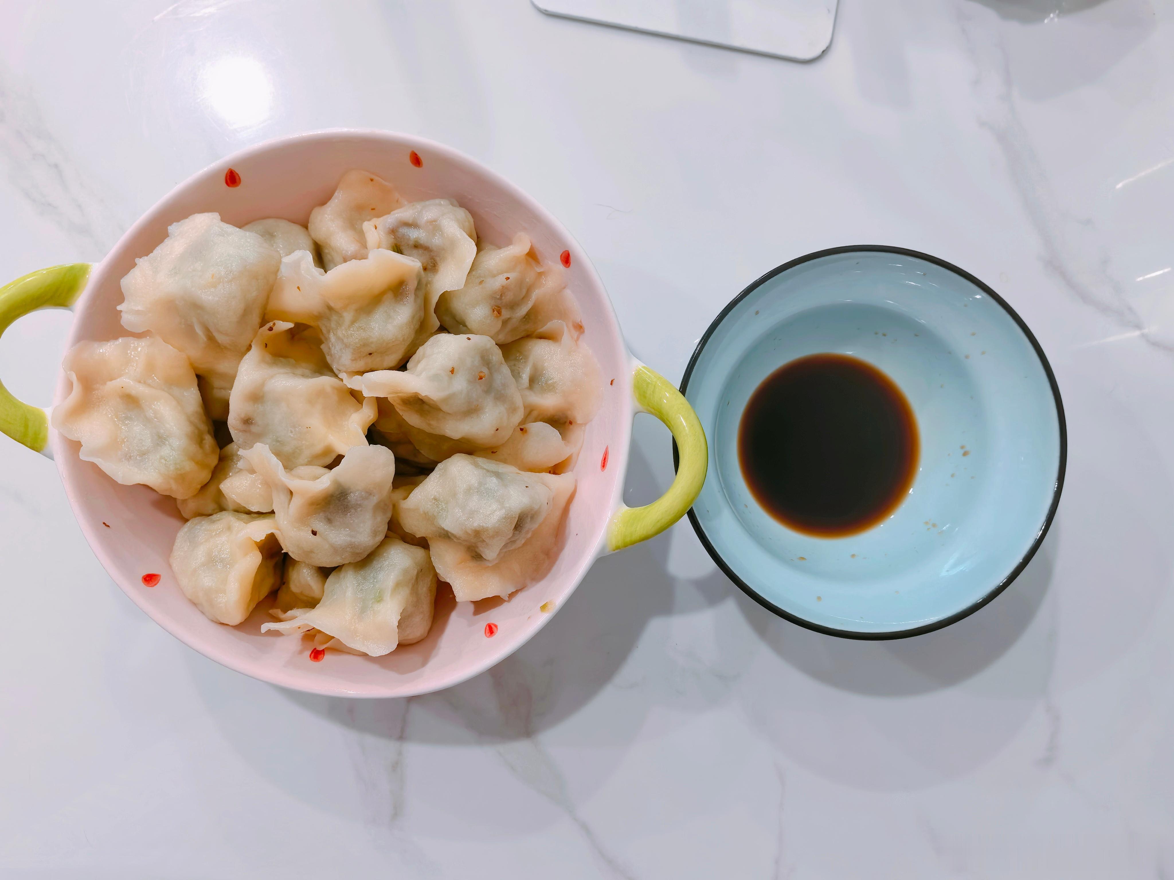 今日午餐 自己动手，丰衣足食！今天是大肉芹菜馅的饺子🥟。一盘饺子蘸着醋完美结束