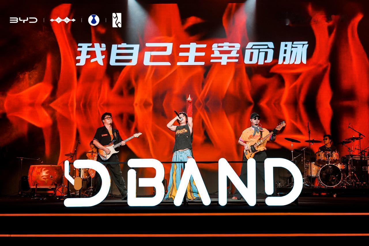 9月12号，深圳坪山体育馆，一场总决赛。
台上站着的不是什么大牌明星，是8支从全