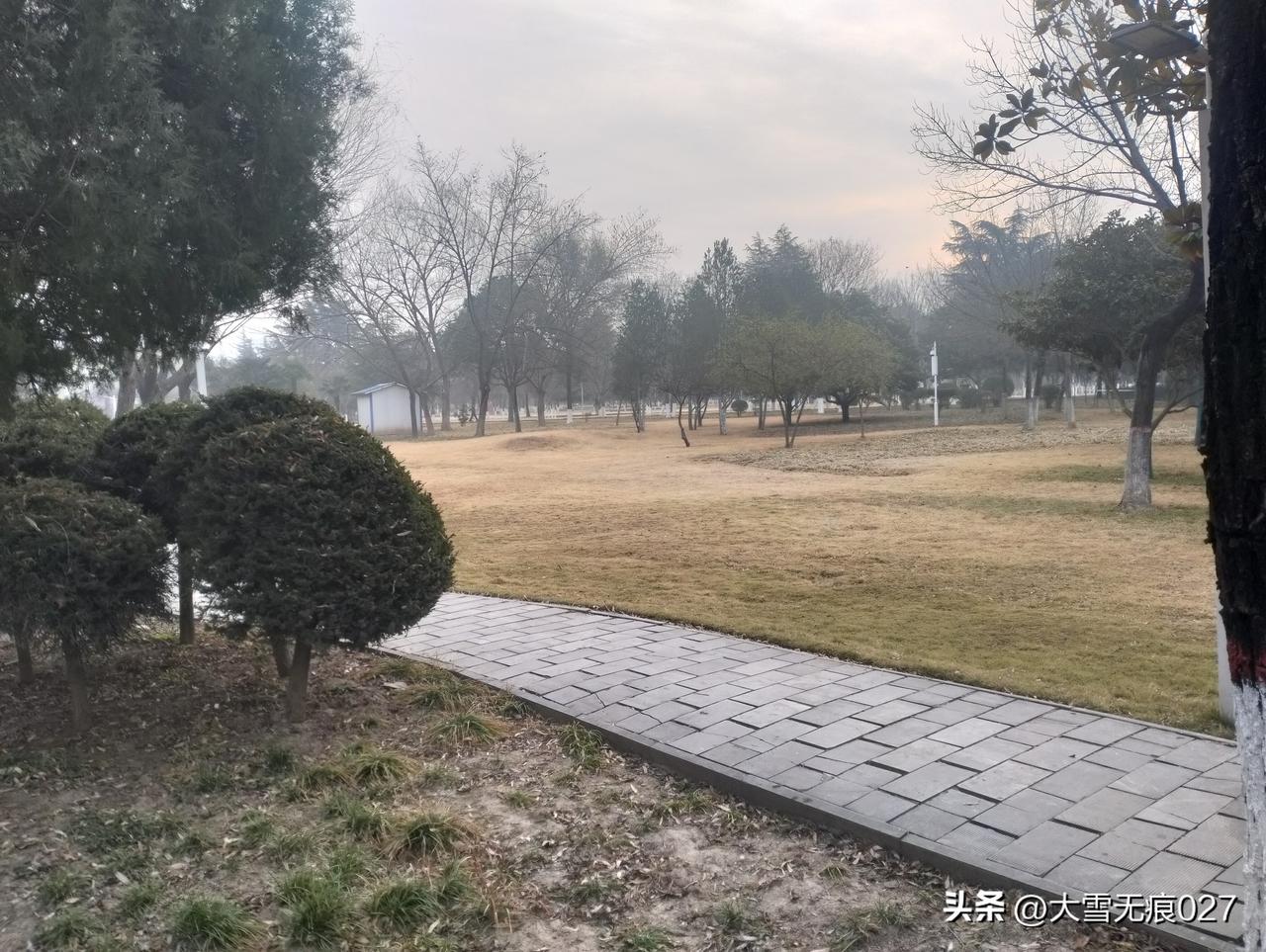 周五下午，马上下班，快乐已经按捺不住了！
一到周五，整个人都飘了，手头的事麻利收