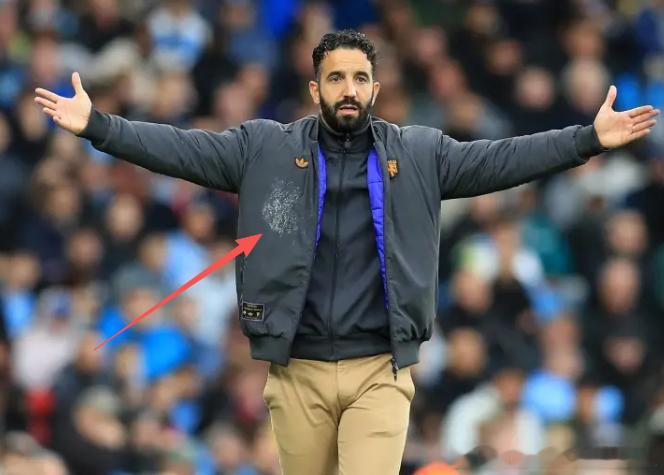 与本场相关的奇奇怪怪的照片：阿莫林身上的不明污渍；场边憔悴且激烈的高管团队狼队v