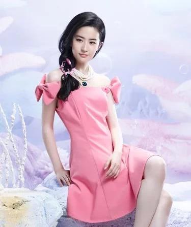 刘亦菲绝对是娱乐圈的纯天然美女代表，没动过刀也没微调过，这点大家都能看出来。她不