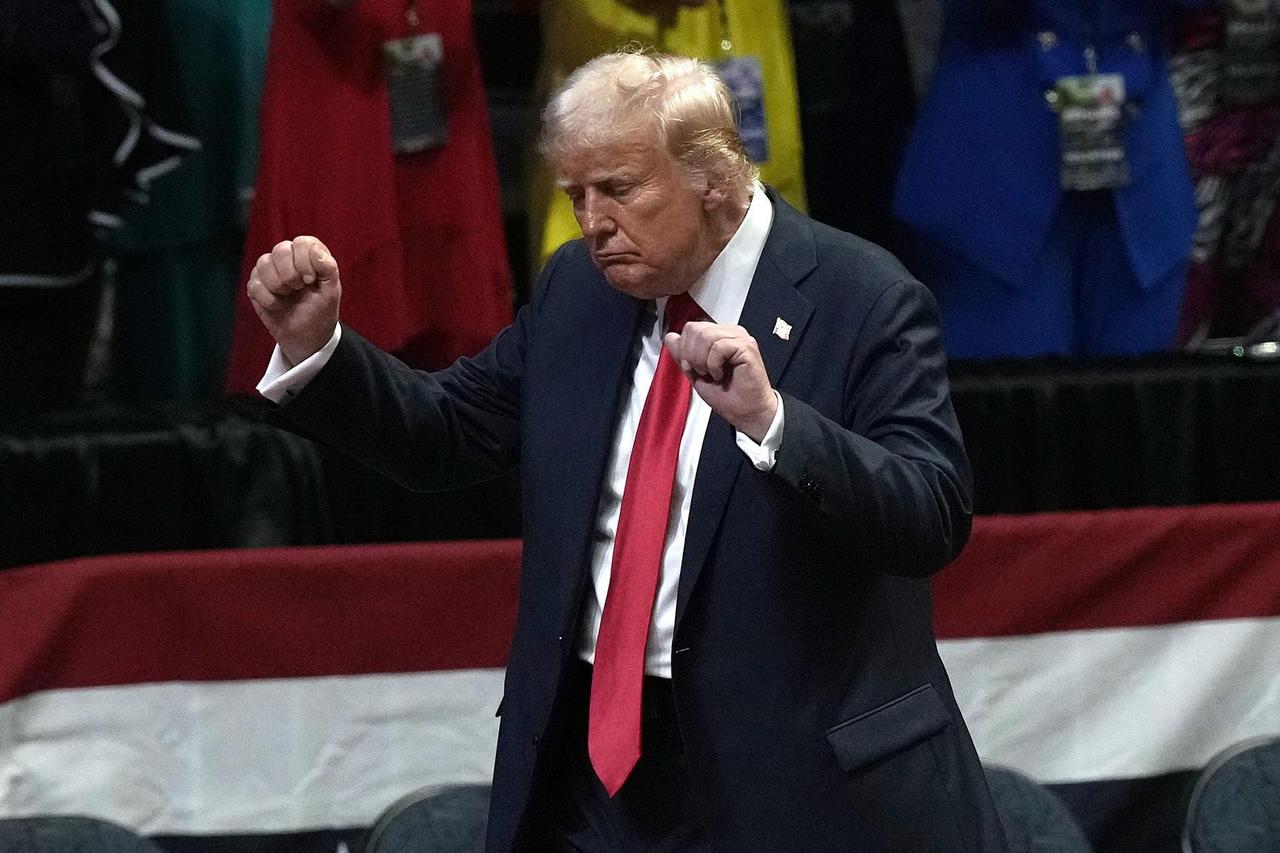 特朗普支持率爆冷跌至37%，
民众高呼：“美国没有国王”。

最新民调显示，特朗