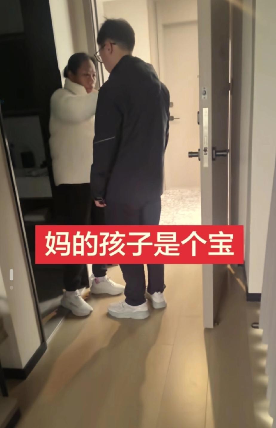 梁志辉妈妈对孩子爱在细微中，儿子的衣服有点脏，妈妈赶紧拿纸巾给擦拭干净，一家人带