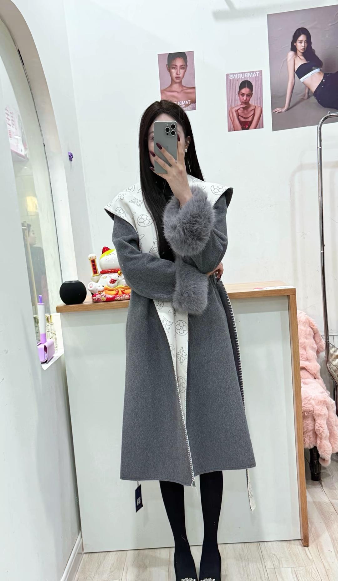 冬日穿搭指南：毛绒外套+黑色打底袜，温暖又时尚！🌟👗👢