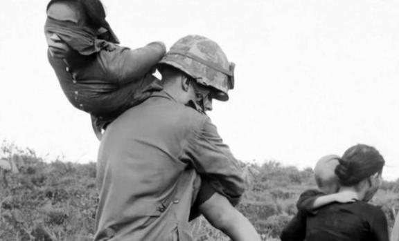 1959年，一名美国士兵，俘虏了一名美丽的越南女士兵，那名女士兵突然脱下了自己的