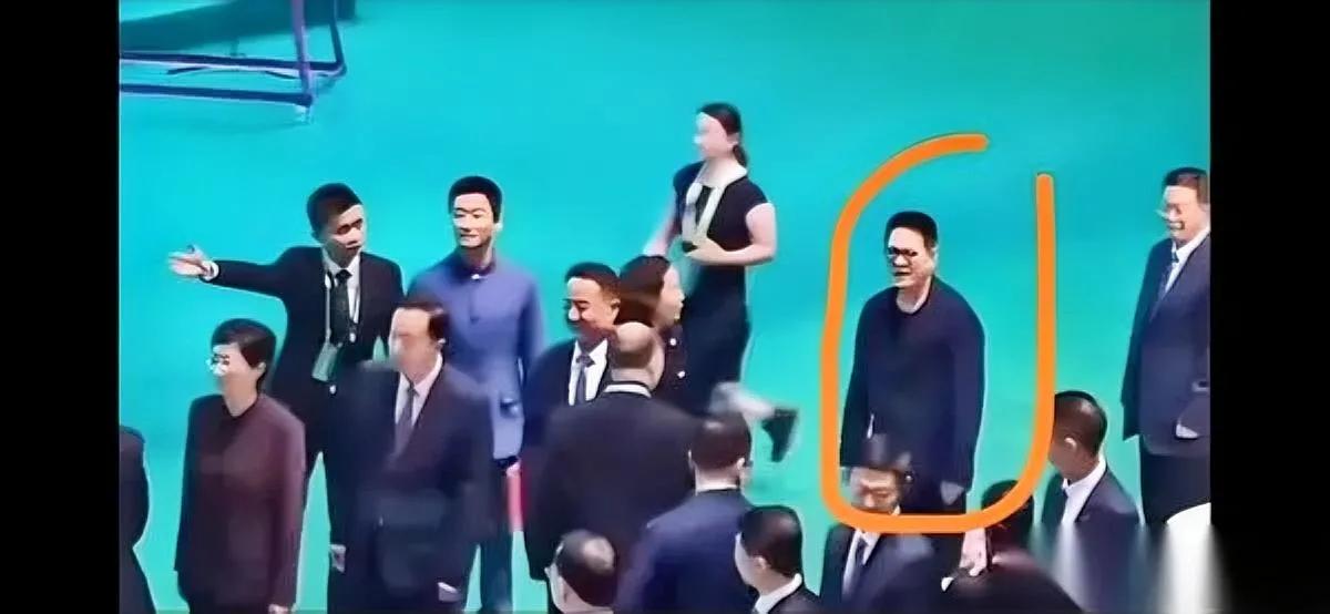 他还是他吗？

镜头里那张脸，嫩得能掐出水。

可下一秒，我浑身一激灵：那双曾劈