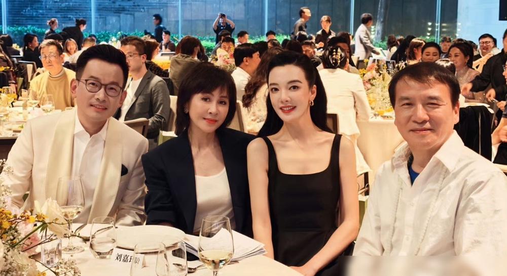 别被刘嘉玲的松弛感骗了。
她去乌镇，根本不是找什么“隐士之乡”，而是为顶级圈层