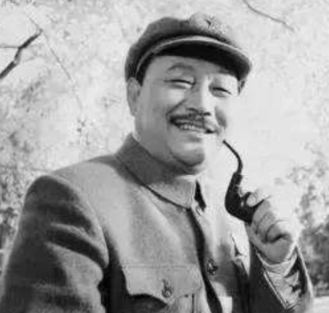 1929年10月，贺龙军长率领红三军驻扎在湖北巴东县金果坪乡。有一天，他偶然看到