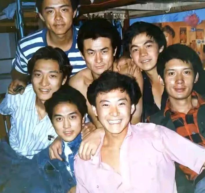 87级的中戏班你能认出几个来？当年中视招收的这些男生，颜值也太低了，看他们当初的