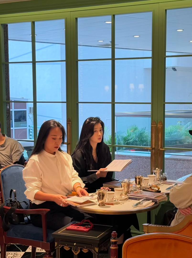 香港餐厅偶遇蒋欣网友香港餐厅偶遇蒋欣 太漂亮了吧…… 