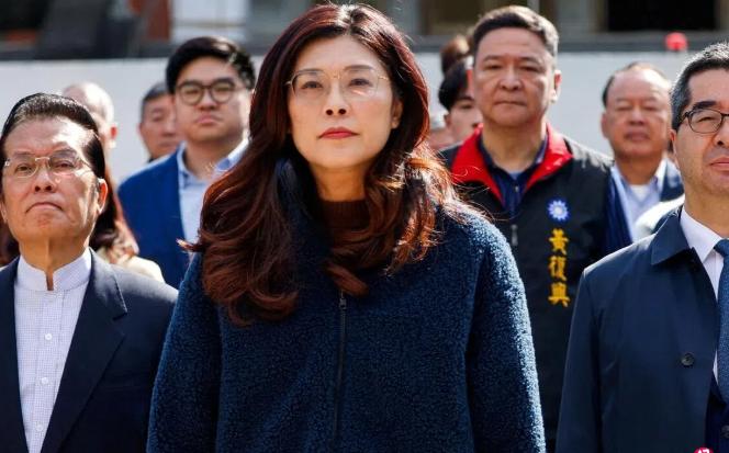 松山机场涌进大批抗议者闹事，近百警力出动维安！很多人以为台独势力声势浩大。错了！