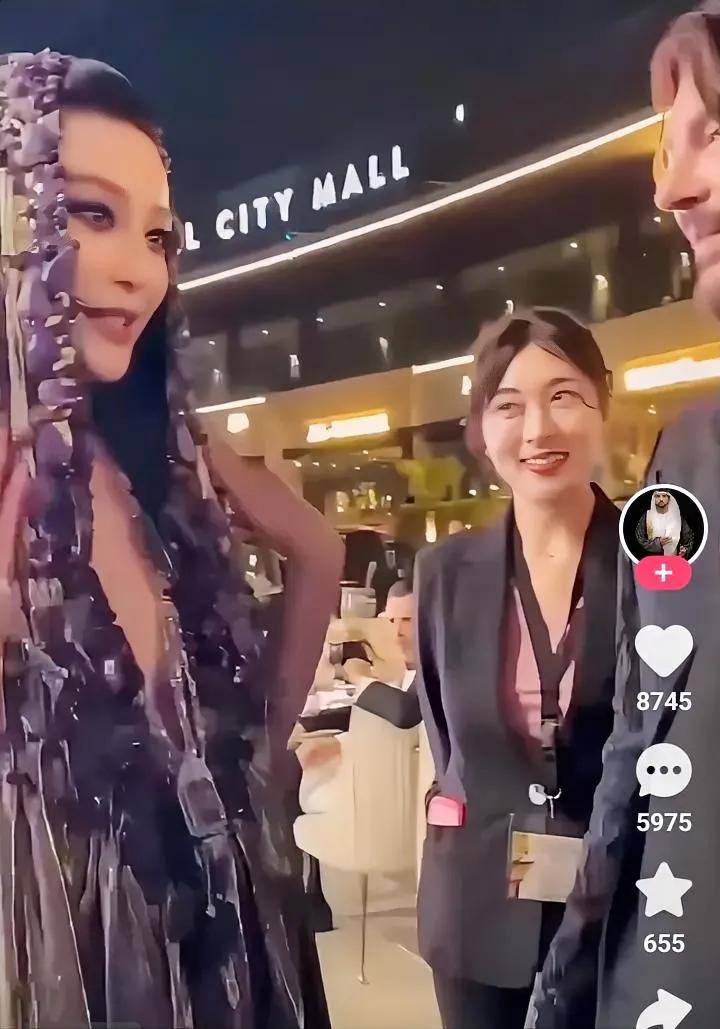冰冰在迪拜，鲜花一样，可以说人见人爱，但是卸了妆，也许不如身边的这个女生漂亮，更