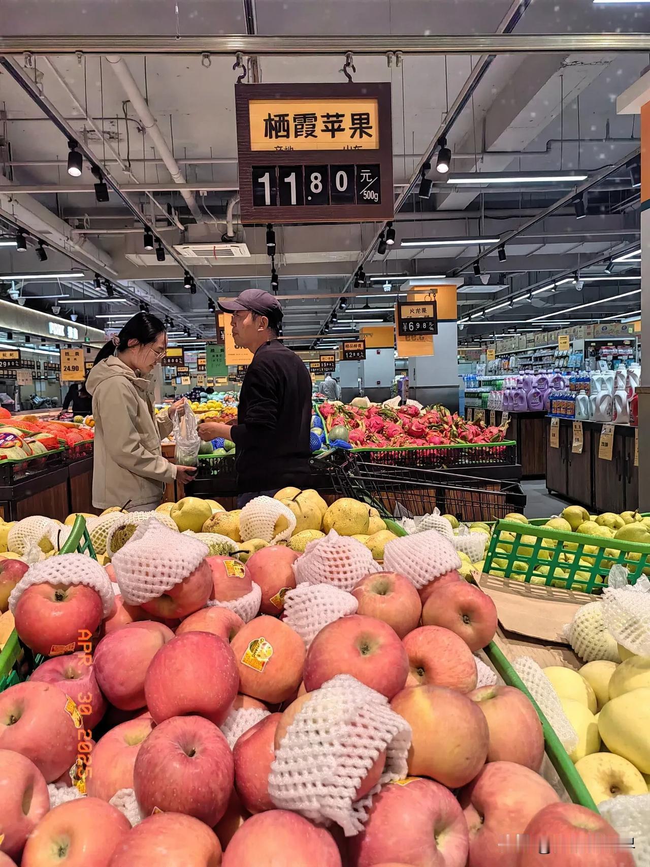 晚饭后出门在小区里走走，就走到了地下超市，五一期间，超市里蔬菜价格没有太大变化，