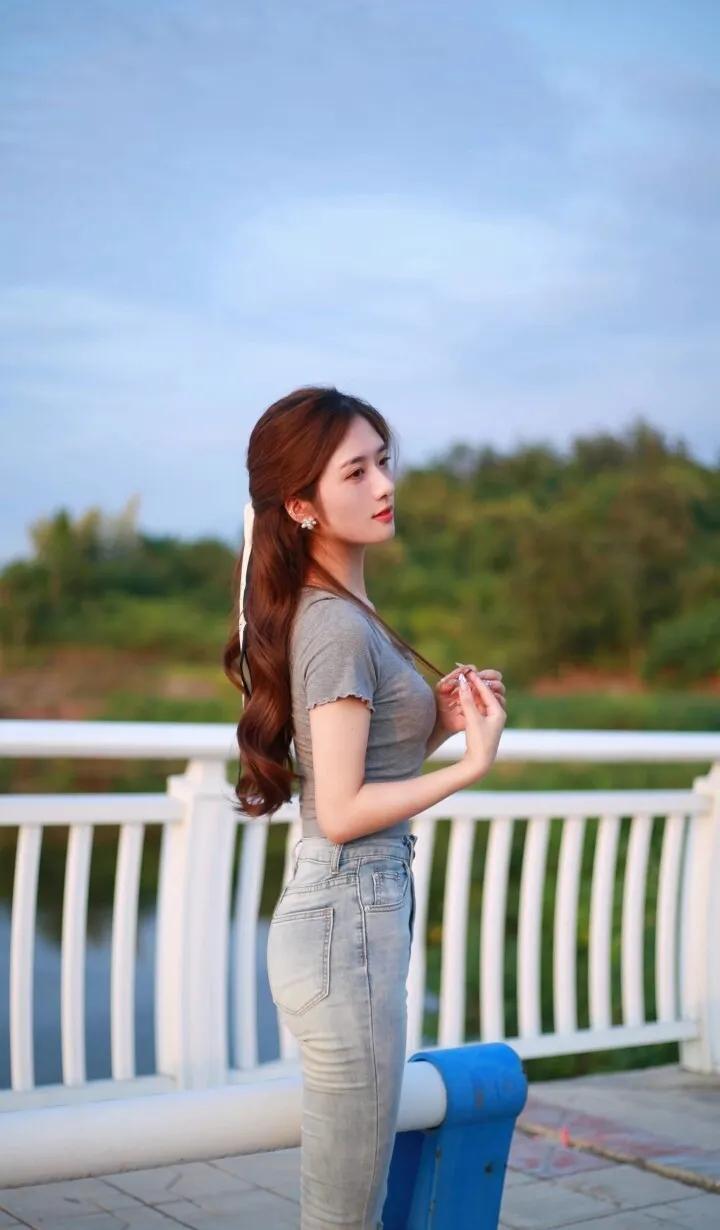 清风拂面，长发飘逸。