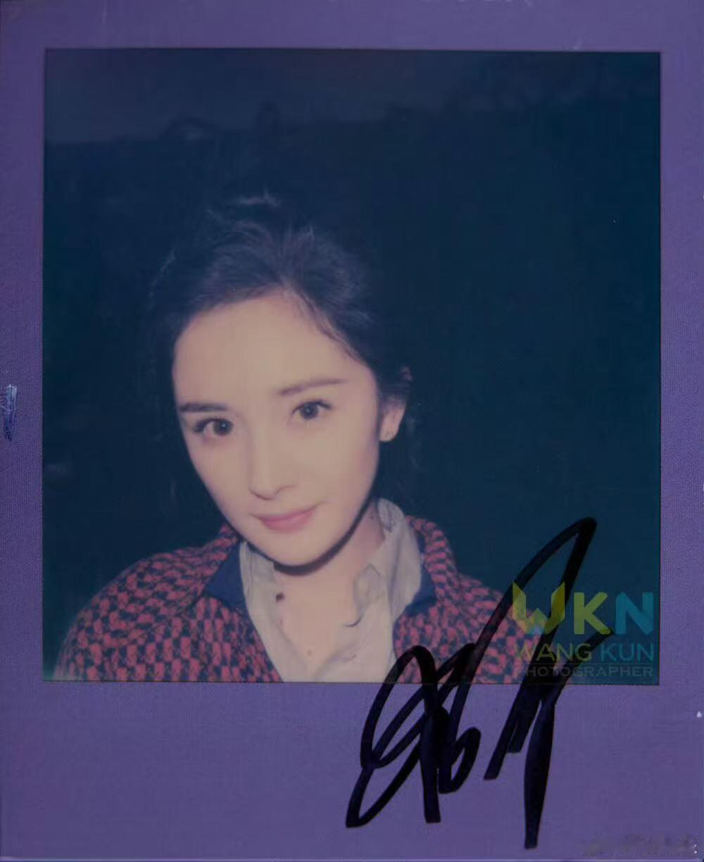 杨幂十年前的宝丽来照片 怎么有人十年如一日的美啊！！！杨幂十年前的宝丽来照片也是