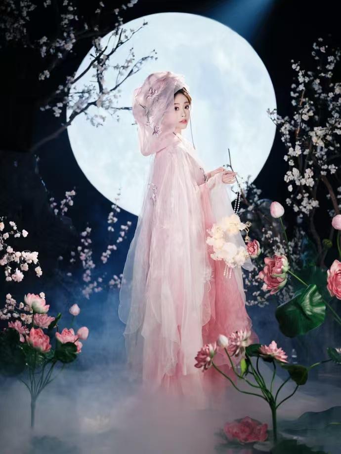 夜色与月色 祝绪丹是绝色月色朦胧，夜色温柔，祝绪丹一袭粉纱美到极致！眉眼含韵气质